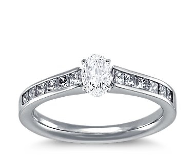 The Queen Diamond - 0,20 ct Zentraldiamant + 0,40 ct Seitensteine Diamantring in Weissgold