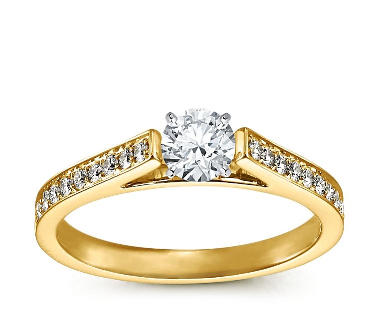 The Queen Diamond - 0,30 ct  Zentraldiamant + 0,48 ct Seitensteine Diamantring in Gelbgold