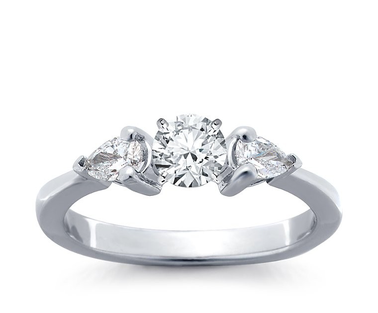The Queen Diamond - 0,20 ct Zentraldiamant + 0,30 ct Seitensteine Diamantring in Weissgold