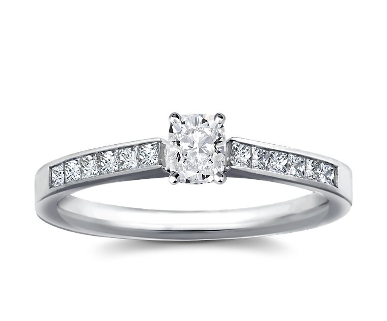 The Queen Diamond - 0,40 ct Zentraldiamant + 0,60 ct Seitensteine Diamantring in Weissgold