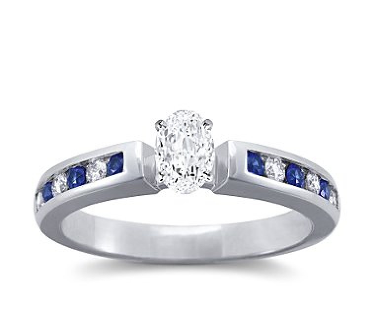The Queen Diamond - 0,50 ct Zentraldiamant + 0,20 ct Seitensteine / 0,20 ct Saphir Diamantring in Weissgold
