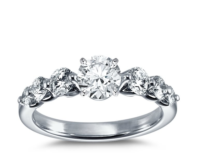 The Queen Diamond - 0,70 ct Zentraldiamant + 0,70 ct Seitensteine Diamantring in Weissgold