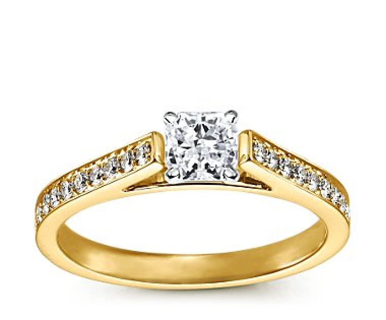 The Queen Diamond - 0,70 ct Zentraldiamant + 0,48 ct Seitensteine Diamantring in Gelbgold