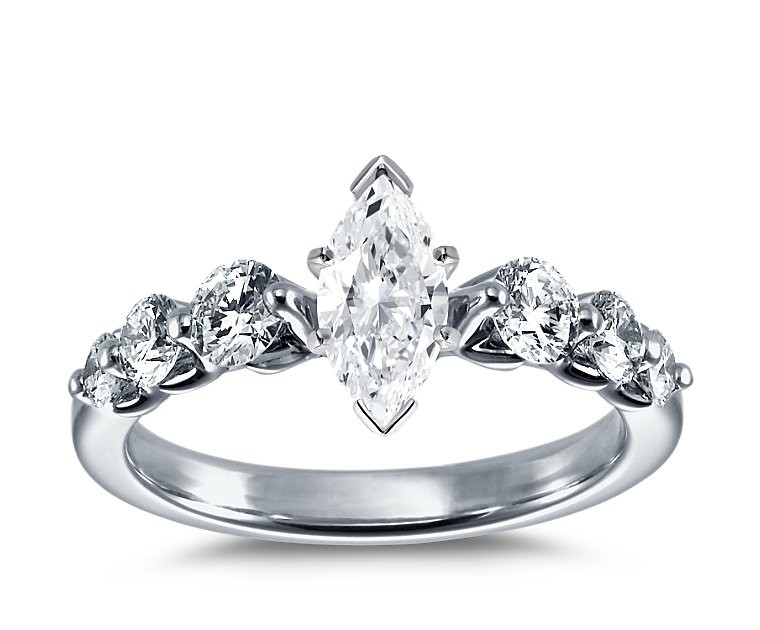 The Queen Diamond - 0,70 ct Zentraldiamant + 0,70 ct Seitensteine Diamantring in Weissgold