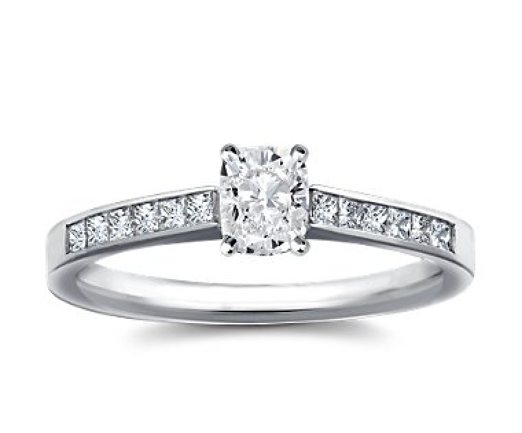 The Queen Diamond - 0,70 ct Zentraldiamant + 0,60 ct Seitensteine Diamantring in Weissgold