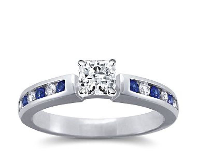 The Queen Diamond - 0,70 ct Zentraldiamant + 0,20 ct Seitensteine / 0,20 ct Saphir Diamantring in Weissgold