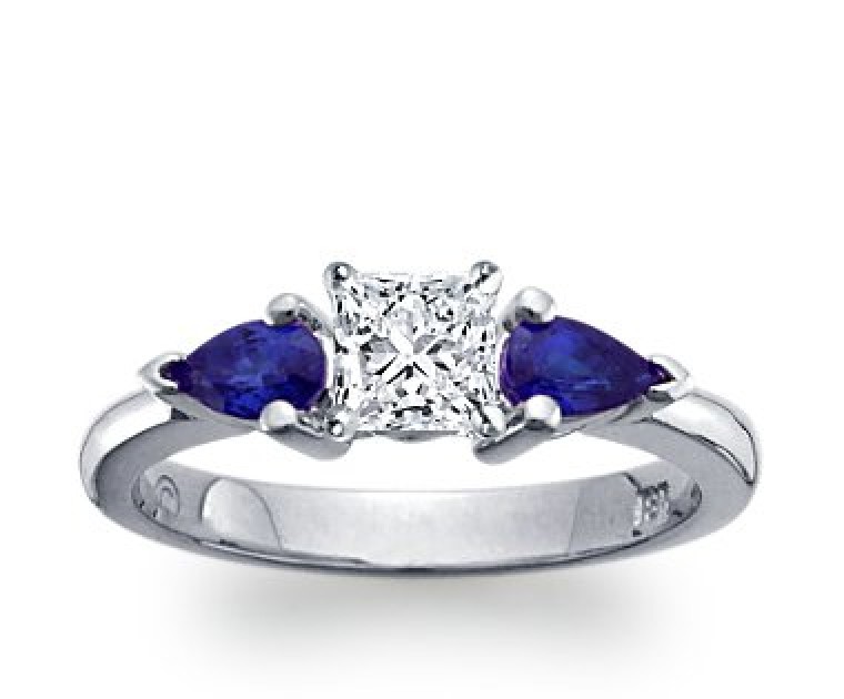 The Queen Diamond - 0,70 ct Zentraldiamant + 0,30 ct Seitensteine Saphir Diamantring in Weissgold