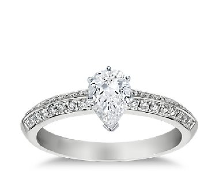 The Queen Diamond - 0,70 ct Zentraldiamant + 0,64 ct Seitensteine Diamantring in Weissgold