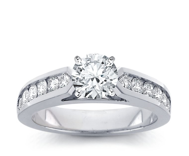 The Queen Diamond - 1,00 ct Zentraldiamant + 0,48 ct Seitensteine Diamantring in Weissgold