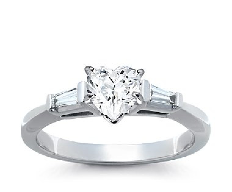 The Queen Diamond - 1,00 ct Zentraldiamant + 0,30 ct Seitensteine Diamantring in Weissgold