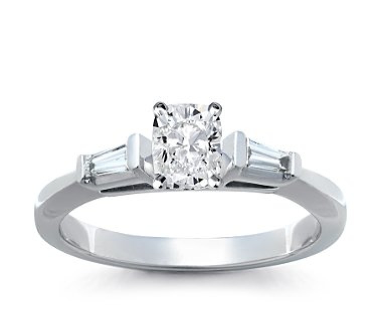 The Queen Diamond - 1,00 ct Zentraldiamant + 0,30 ct Seitensteine Diamantring in Weissgold