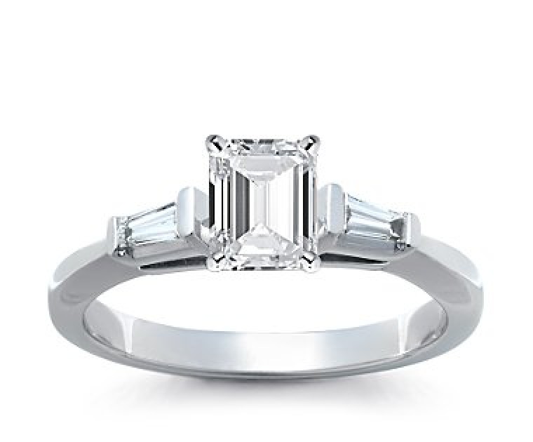 The Queen Diamond - 1,00 ct Zentraldiamant + 0,30 ct Seitensteine Diamantring in Weissgold