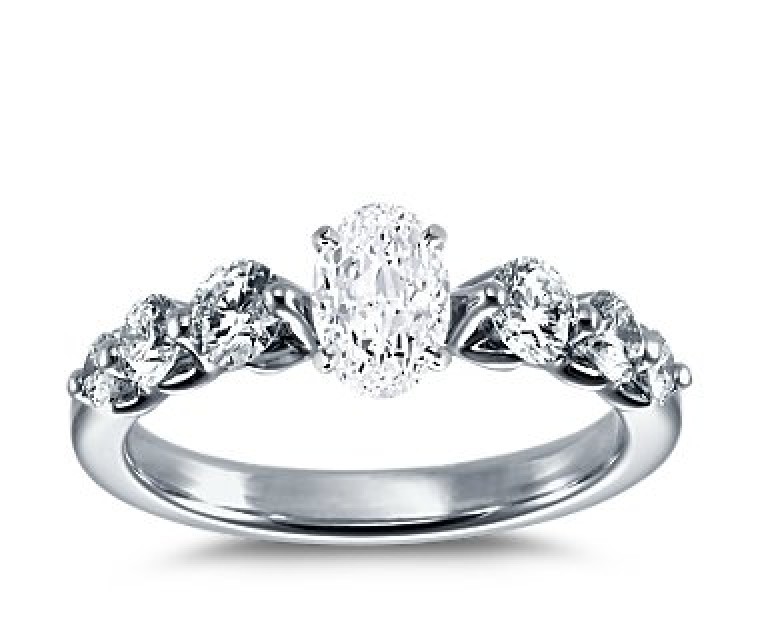 The Queen Diamond - 1,00 ct Zentraldiamant + 0,70 ct Seitensteine Diamantring in Weissgold