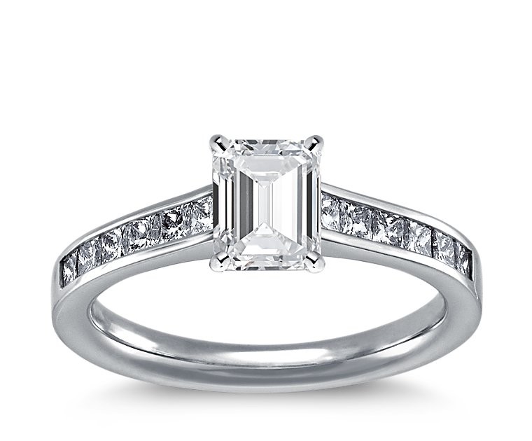 The Queen Diamond - 1,00 ct Zentraldiamant + 0,40 ct Seitensteine Diamantring in Weissgold