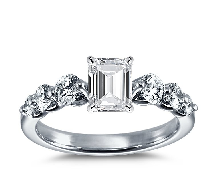 The Queen Diamond - 1,00 ct Zentraldiamant + 0,70 ct Seitensteine Diamantring in Weissgold