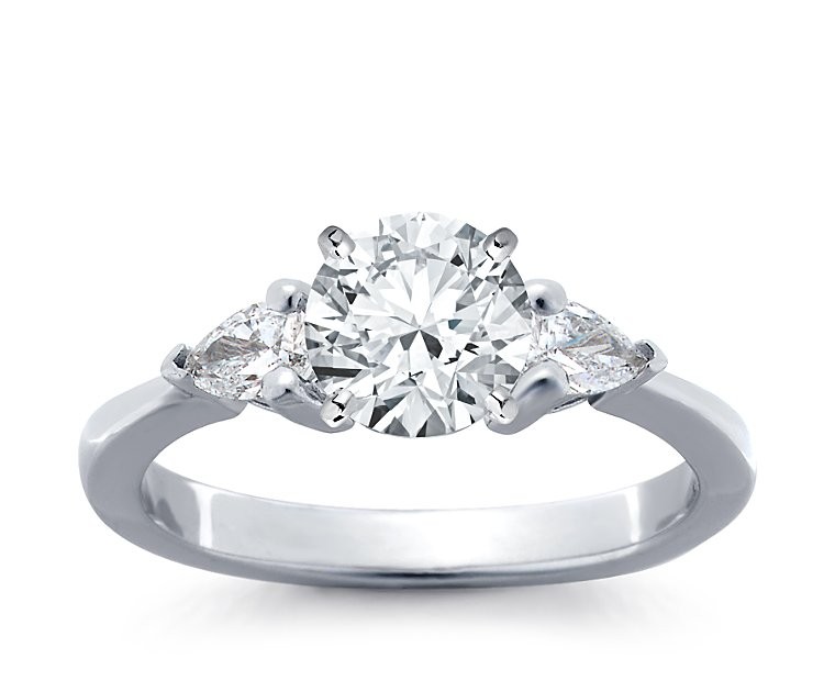 The Queen Diamond - 1,25 ct Zentraldiamant + 0,30 ct Seitensteine Diamantring in Weissgold