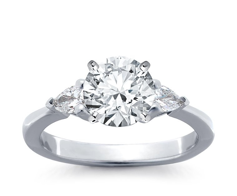 The Queen Diamond - 2,00 ct Zentraldiamant + 0,30 ct Seitensteine Diamantring in Weissgold