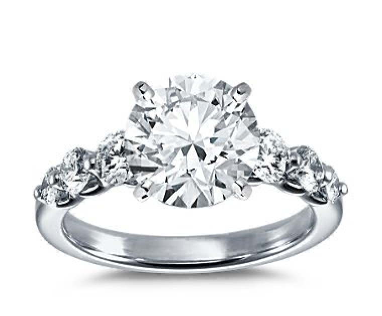 The Queen Diamond - 3,00 ct Zentraldiamant + 0,70 ct Seitensteine Diamantring in Weissgold