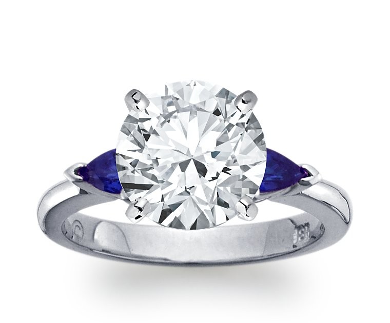 The Queen Diamond - 4,00 ct Zentraldiamant + 0,30 ct Seitensteine Saphir Diamantring in Weissgold