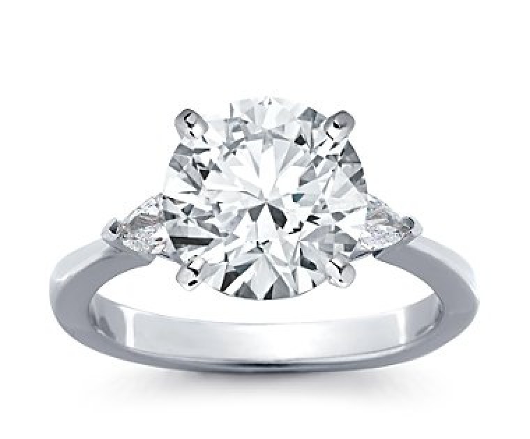 The Queen Diamond - 4,00 ct Zentraldiamant + 0,30 ct Seitensteine Diamantring in Weissgold