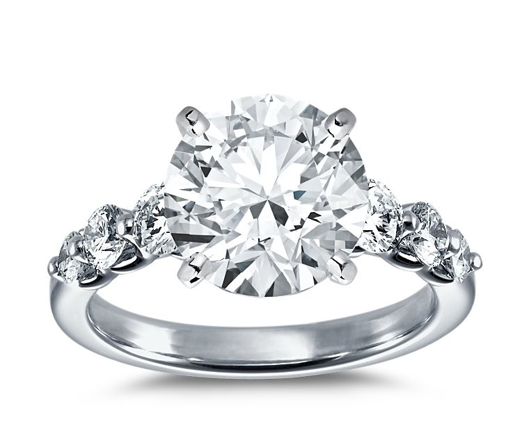 The Queen Diamond - 4,00 ct Zentraldiamant + 0,70 ct Seitensteine Diamantring in Weissgold