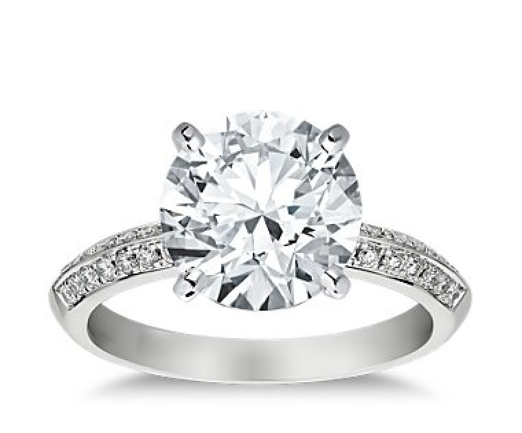 The Queen Diamond - 4,00 ct Zentraldiamant + 0,64 ct Seitensteine Diamantring in Weissgold