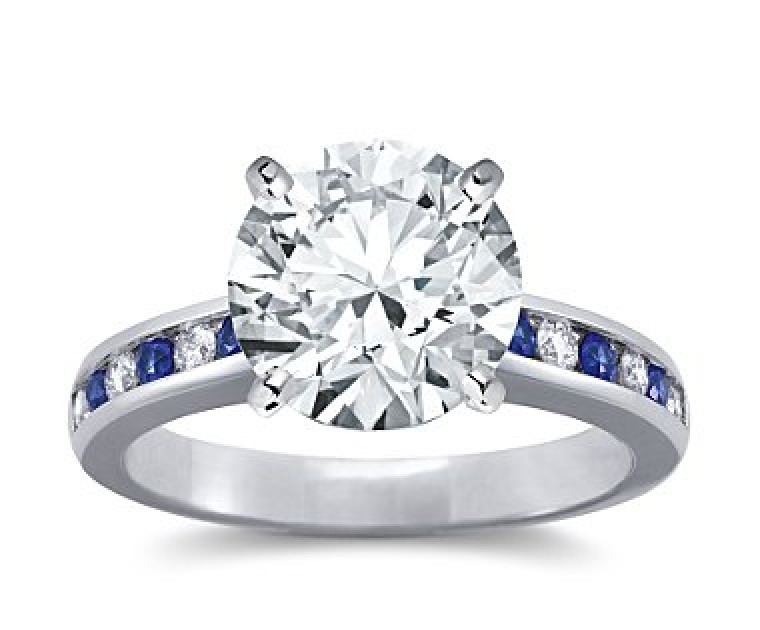 The Queen Diamond - 4,00 ct Zentraldiamant + 0,20 ct Seitensteine / 0,20 ct Saphir Diamantring in Weissgold