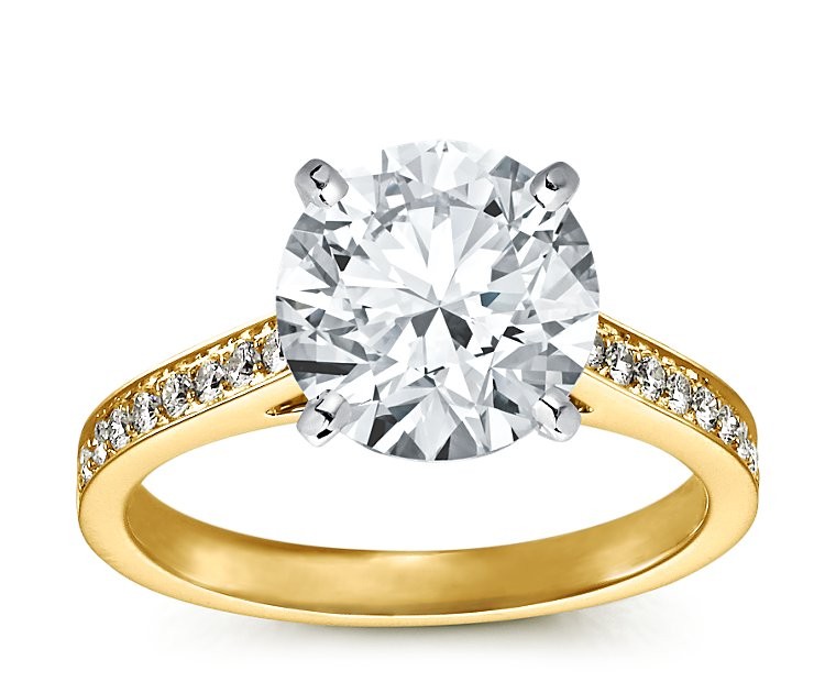 The Queen Diamond - 4,00 ct  Zentraldiamant + 0,48 ct Seitensteine Diamantring in Gelbgold