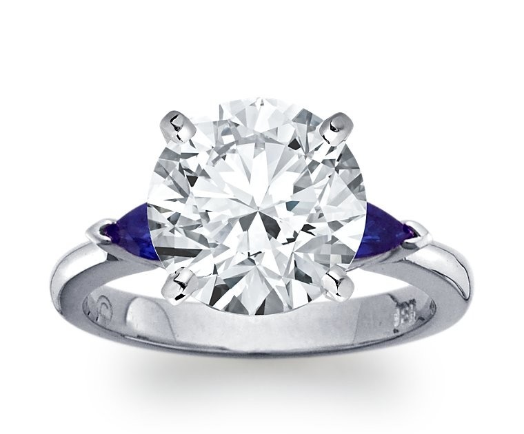 The Queen Diamond - 5,00 ct Zentraldiamant + 0,30 ct Seitensteine Saphir Diamantring in Weissgold