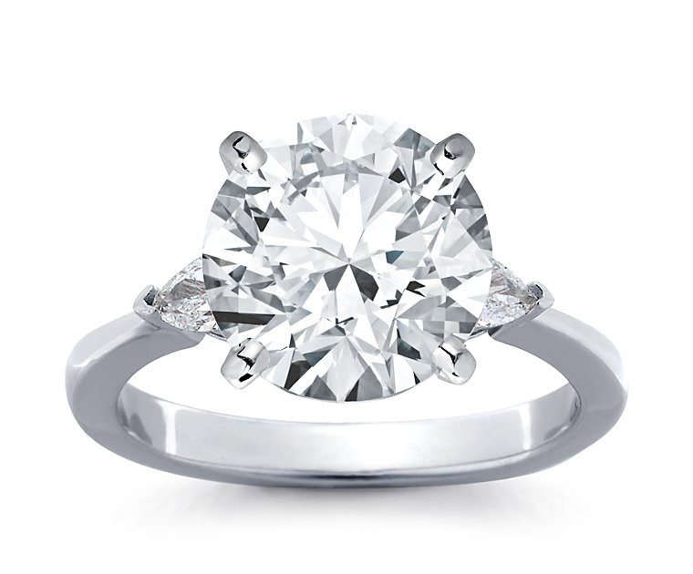 The Queen Diamond - 5,00 ct Zentraldiamant + 0,30 ct Seitensteine Diamantring in Weissgold