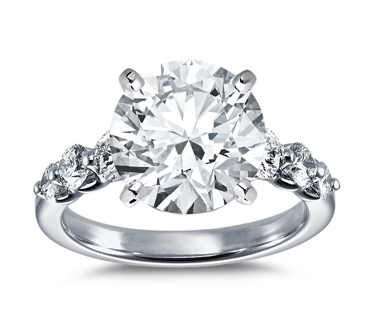 The Queen Diamond - 5,00 ct Zentraldiamant + 0,70 ct Seitensteine Diamantring in Weissgold