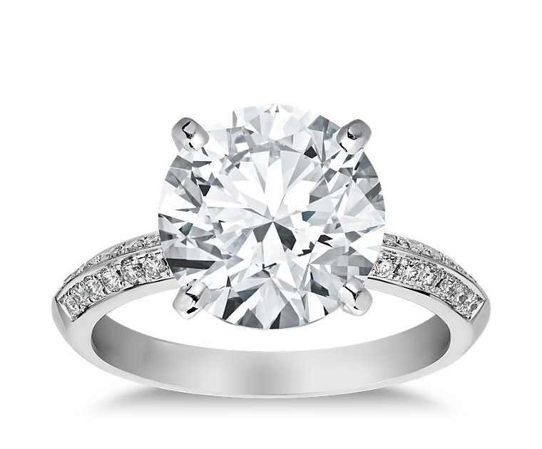 The Queen Diamond - 5,00 ct Zentraldiamant + 0,64 ct Seitensteine Diamantring in Weissgold