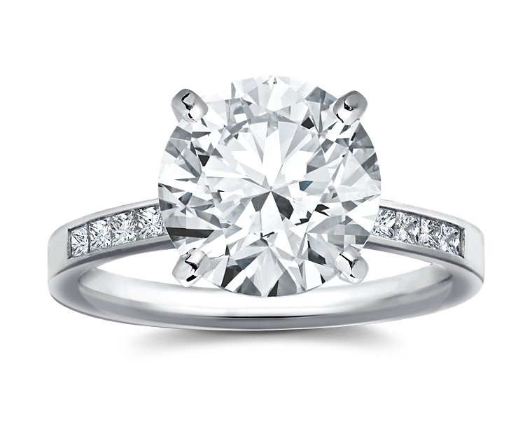 The Queen Diamond - 5,00 ct Zentraldiamant + 0,60 ct Seitensteine Diamantring in Weissgold