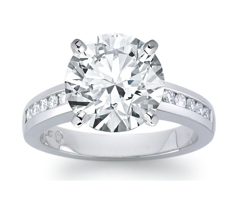 The Queen Diamond - 5,00 ct Zentraldiamant + 0,60 ct Seitensteine Diamantring in Weissgold
