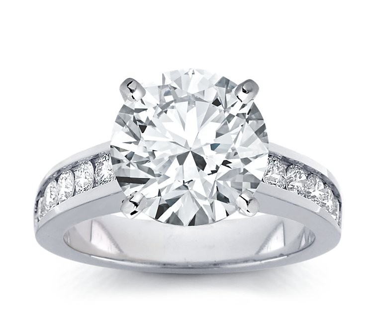 The Queen Diamond - 5,00 ct Zentraldiamant + 0,48 ct Seitensteine Diamantring in Weissgold