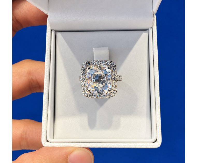 The Queen Diamond - 7,47 ct Natural Zentraldiamant + 1,10 ct Seitensteine DIAMANTRING IN 750 WEISSGOLD