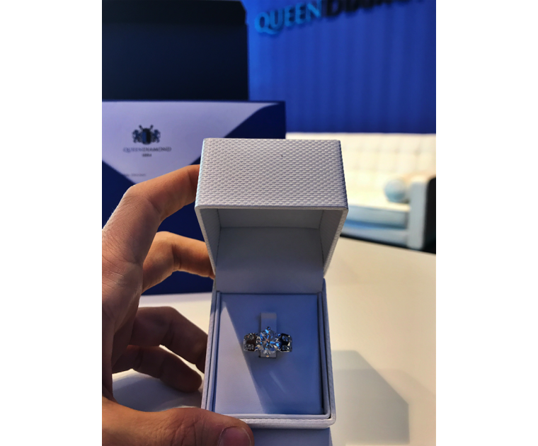 The Queen Diamond - 3,13 ct Zentraldiamant + 0,77 ct Seitensteine DIAMANTRING IN WEISSGOLD