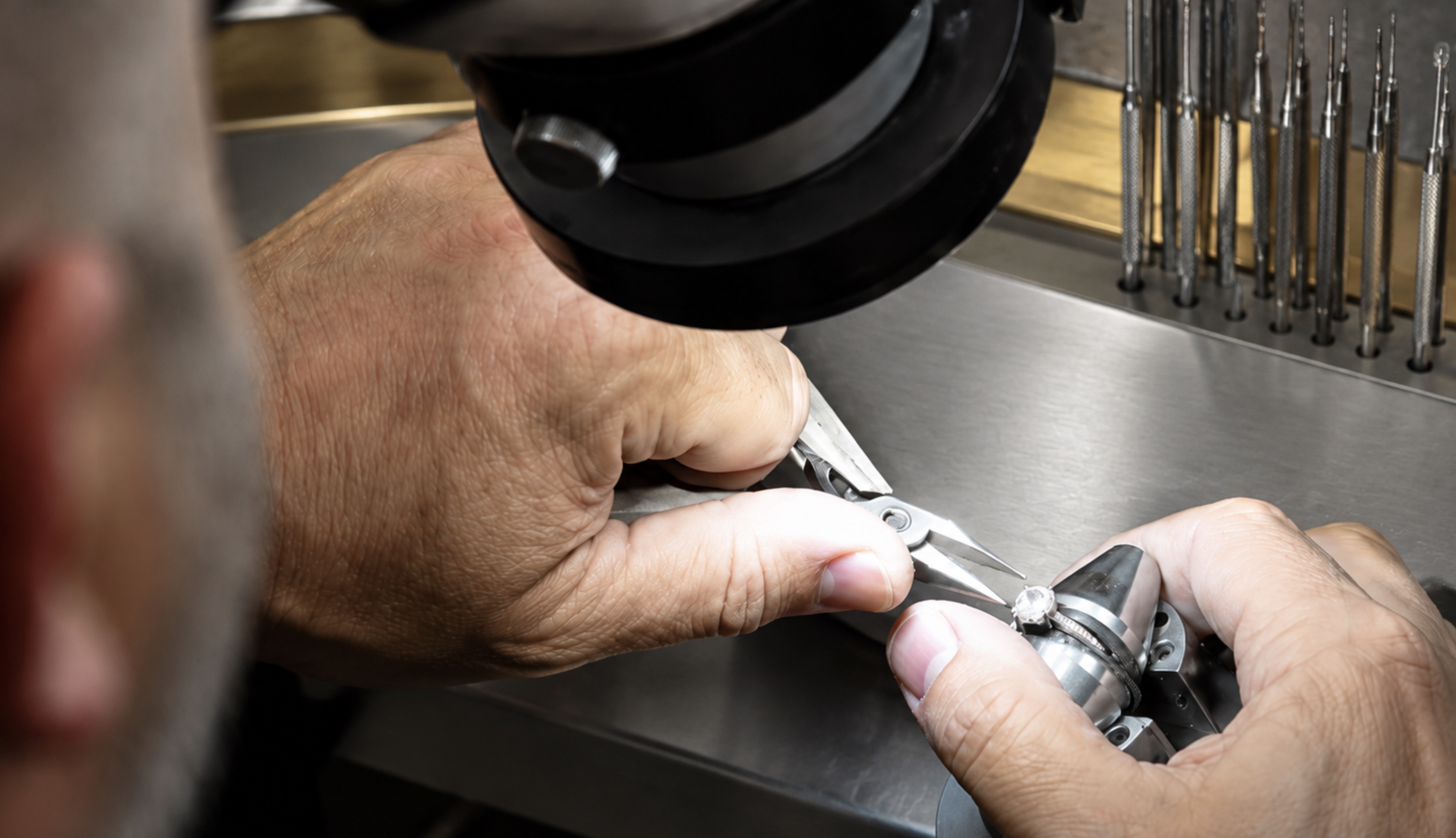 Fassen eines Diamanten in der Schmuckmanufaktur